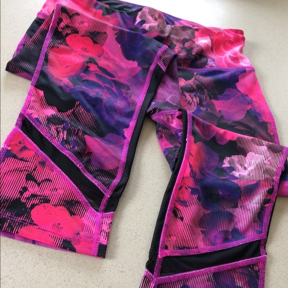 NWOT Pink and black floral yoga pants - Picture 3 of 4